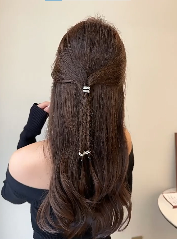 Vintage-Inspired Round Rhinestone Hair Clip